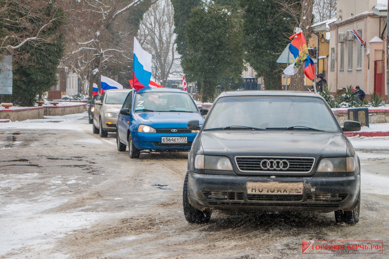 В Керчи ко Дню воссоединения Крыма и России прошёл масштабный автопробег «Мы  вместе» — Официальный сайт Керченского городского совета